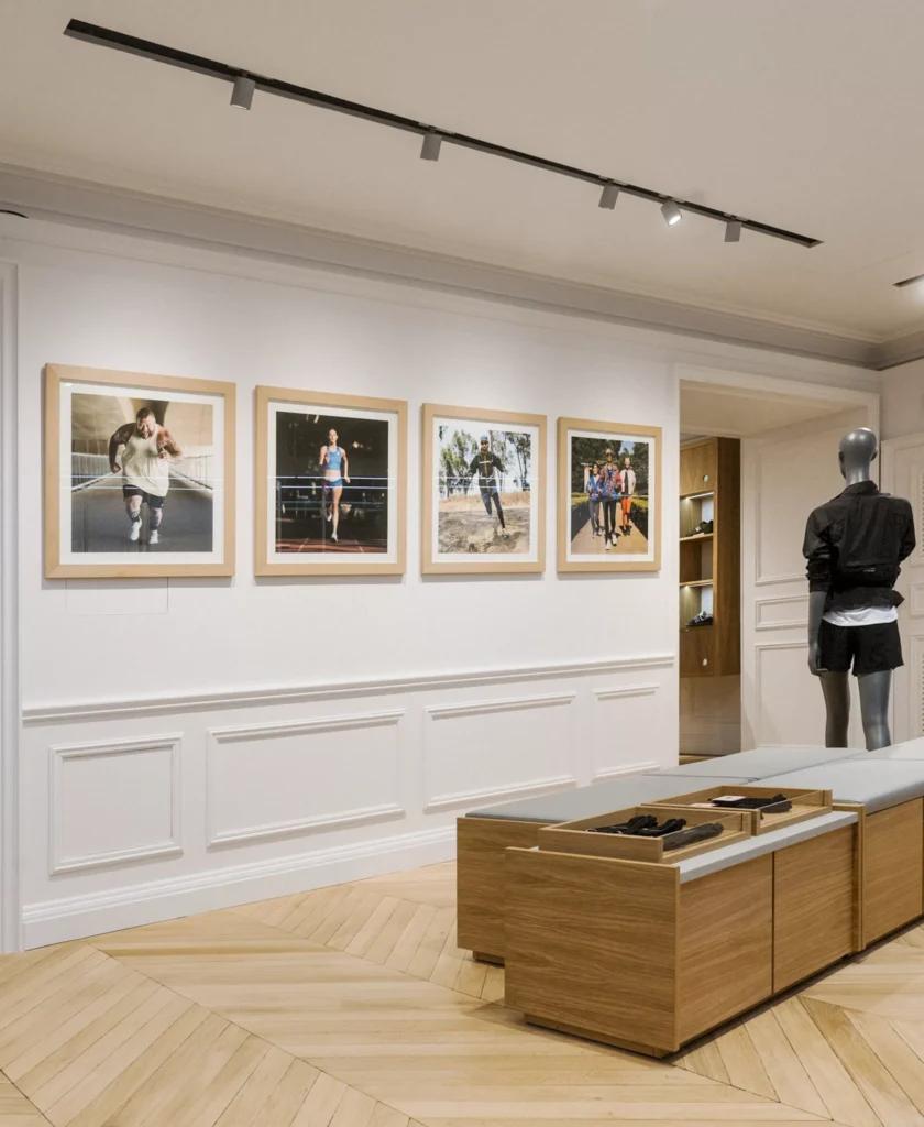 Tableaux et visuels de marque dans la boutique New Balance Paris Marais avec ambiance retail premium