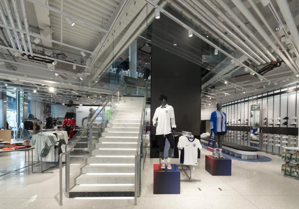 escalier monumental flagship Nike agencement