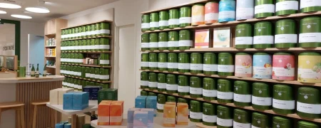 Intérieur de la boutique Palais des Thés à Marseille avec mobilier retail, linéaires de thé et espace de vente