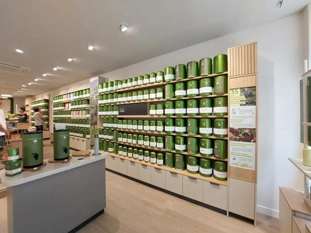 Boîtes de thé présentées sur les linéaires de la boutique Palais des Thés à Marseille