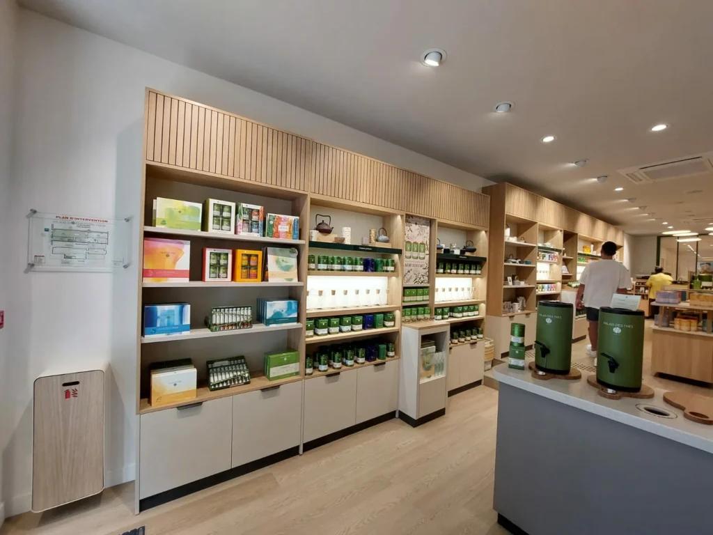 Rayons de thés et accessoires dans la boutique Palais des Thés à Marseille rénovée par L2A Agencement