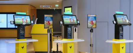 Mobilier et espaces d’accueil Pathé fabriqués par L2A Agencement pour les cinémas en France