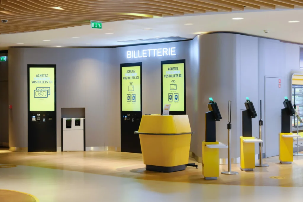 Comptoir de billetterie sur mesure réalisé par L2A Agencement pour Pathé