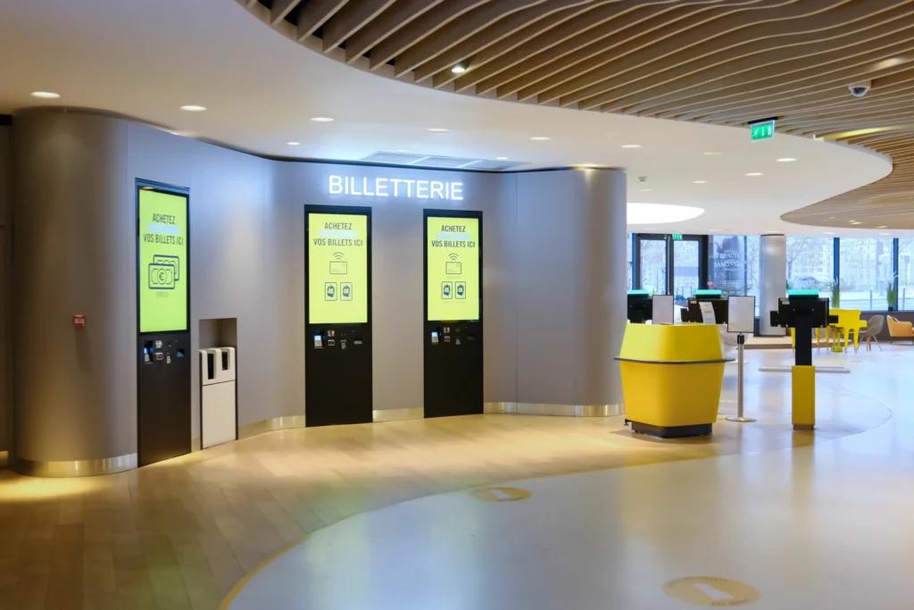Bornes de paiement Pathé intégrées dans un mobilier fabriqué par L2A Agencement