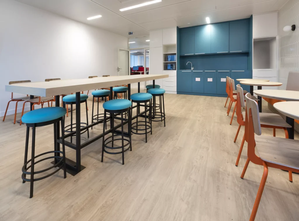 Mobilier sur mesure réalisé par L2A Agencement pour la cafétéria du siège Popeyes en Île-de-France