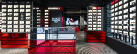 Intérieur du magasin Ray-Ban Aix-en-Provence avec mobilier retail, lunettes et espace de vente moderne