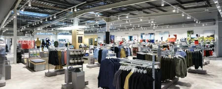 Intérieur de la boutique Salomon à Annecy avec mobilier retail, équipements outdoor et espace de vente sport