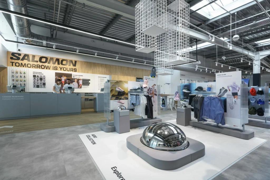 Espace caisse de la boutique Salomon Annecy avec comptoir, mobilier retail et signalétique de marque