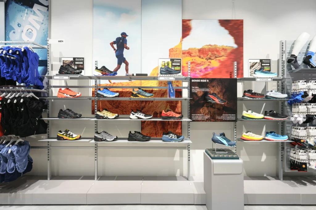 Mur de chaussures Salomon dans la boutique d’Annecy avec mobilier de présentation et éclairage intégré
