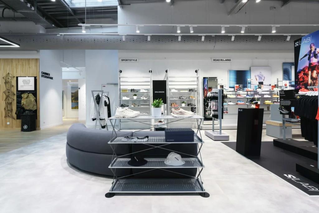 Zone d’essayage de la boutique Salomon Annecy avec assises, miroir et mobilier retail