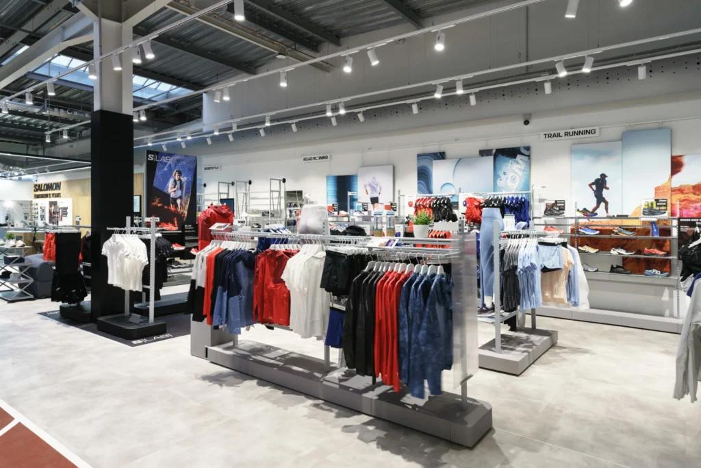 Rayons de vêtements et équipements outdoor dans la boutique Salomon Annecy réalisée par L2A Agencement