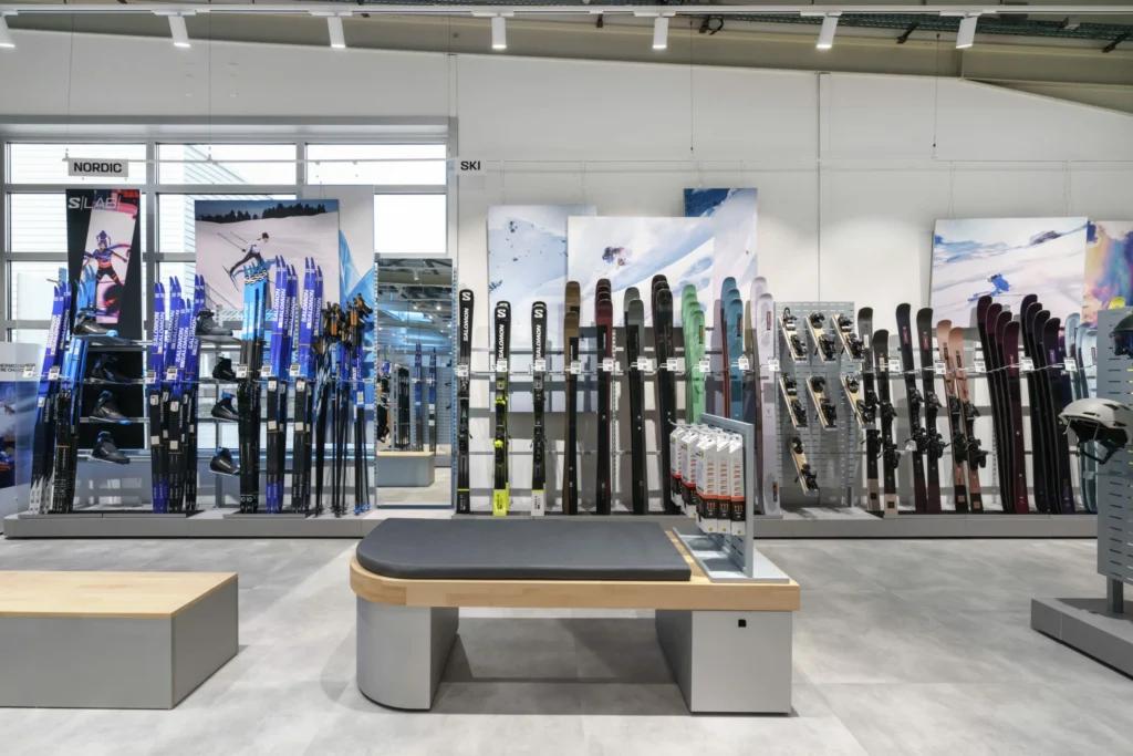 Espace skis et équipements montagne dans la boutique Salomon Annecy avec mobilier retail spécialisé