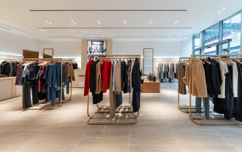 Vue de face de la boutique Sandro Grenoble avec mobilier retail, portants et ambiance premium