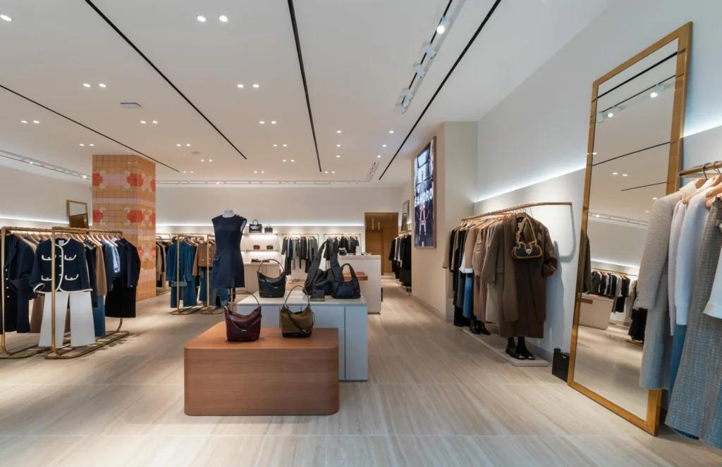 Miroirs dans la boutique Sandro Grenoble avec espace essayage, mobilier retail et éclairage intégré