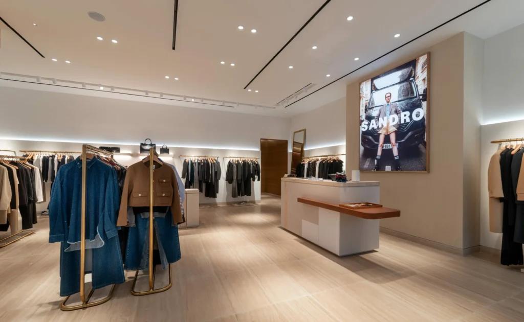 Espace paiement de la boutique Sandro Grenoble avec comptoir, mobilier et finitions premium