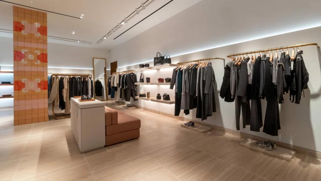 Rayons prêt-à-porter Sandro Grenoble avec mobilier retail, vêtements et éclairage intégré