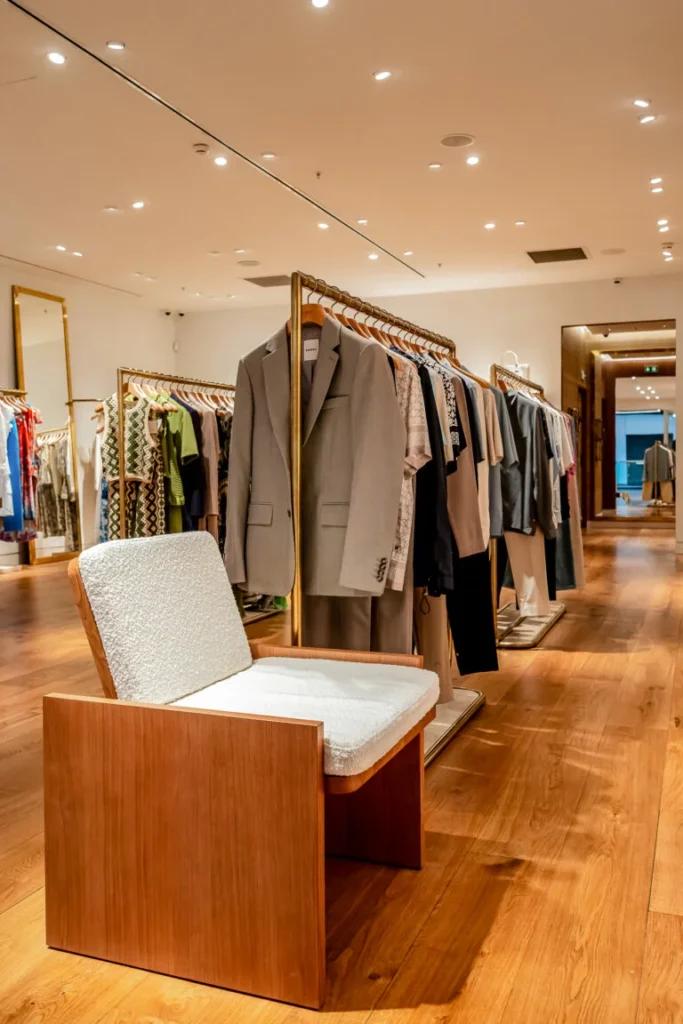 Fauteuil et espace d’essayage dans la boutique Sandro La Défense avec ambiance retail premium