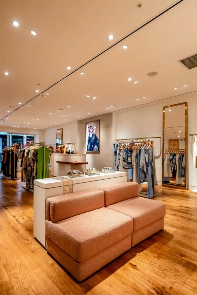 Siège d’essayage dans la boutique Sandro La Défense avec finitions premium et ambiance prêt-à-porter