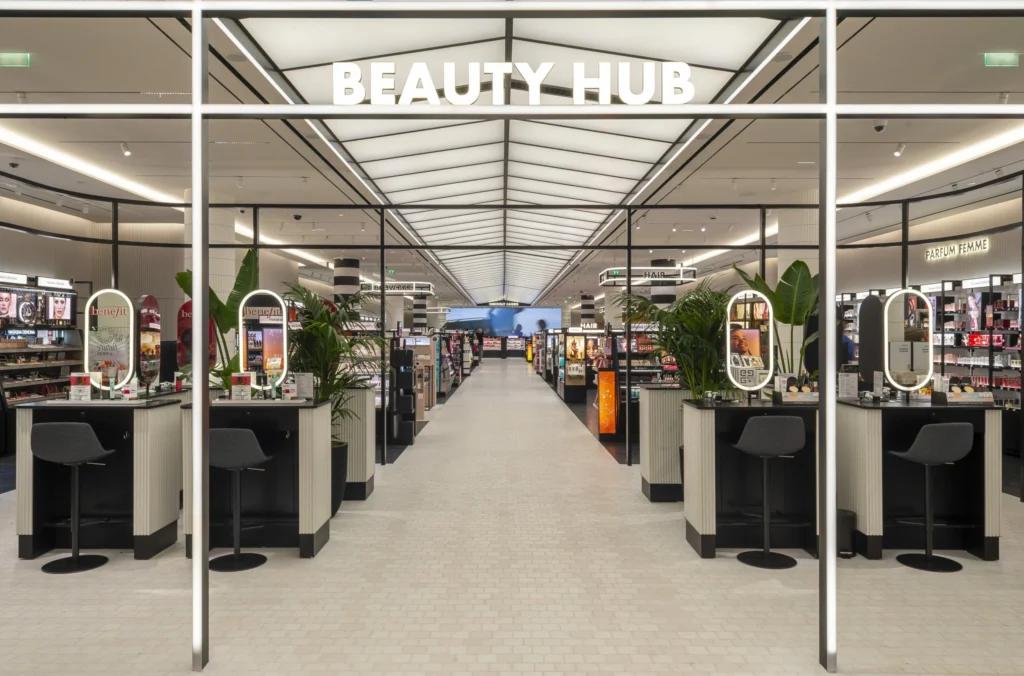 Beauty Hub central du flagship Sephora Champs-Élysées, élément architectural emblématique