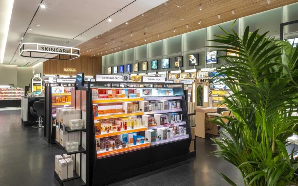 Présentation des produits dans le flagship Sephora Paris, mobilier et éclairage sur mesure