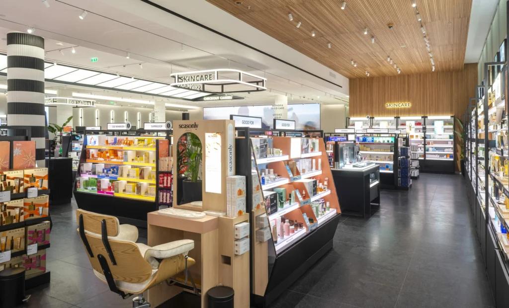 Sol en marbre posé à la main dans le flagship Sephora Champs-Élysées