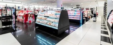Intérieur de la boutique SEPHORA Levallois-Perret avec mobilier retail, linéaires beauté et éclairage magasin