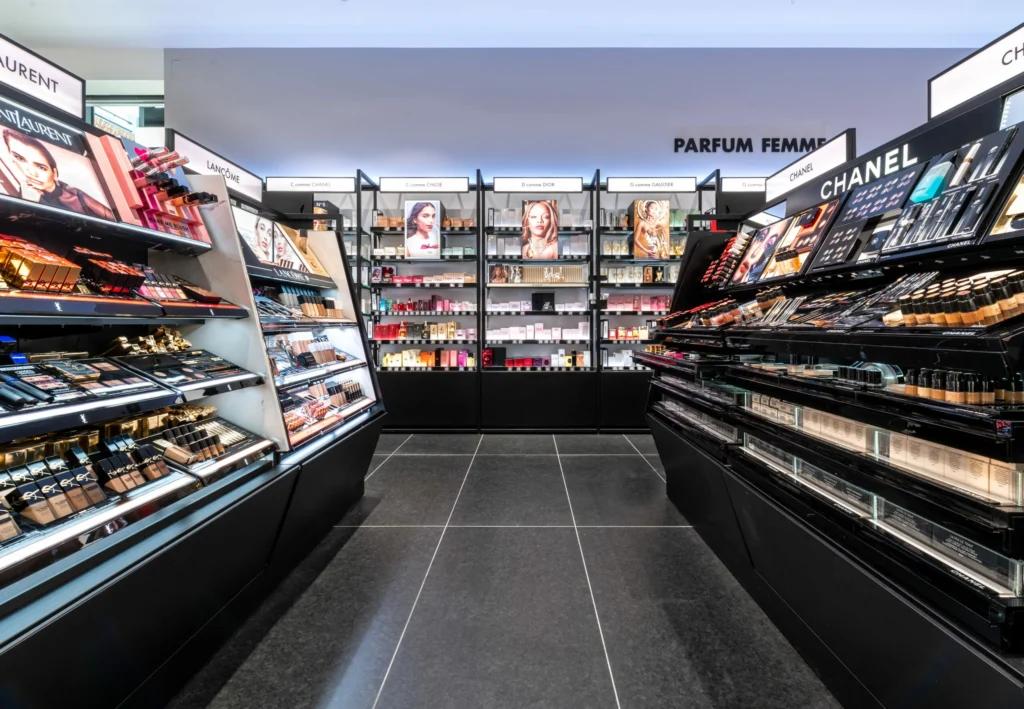 Intérieur du magasin SEPHORA Grenoble Neyrpic avec rayons beauté, mobilier retail et parcours client