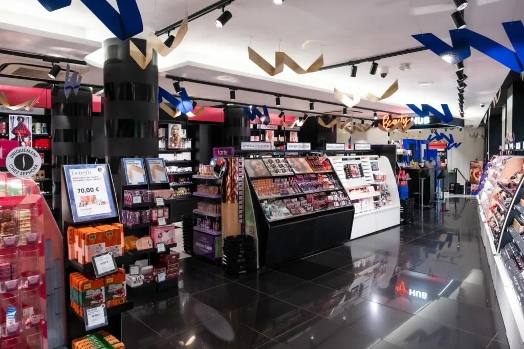 Intérieur de boutique SEPHORA Paris avec linéaires maquillage, parfums et mobilier retail