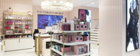 Intérieur de la boutique Victoria’s Secret Paris Saint-Lazare avec mobilier retail, éclairage et univers lingerie