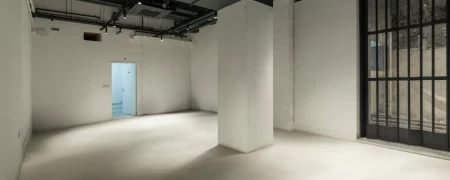 Espaces white box au CNIT La Défense avec sols, murs, éclairage et volumes commerciaux prêts à louer