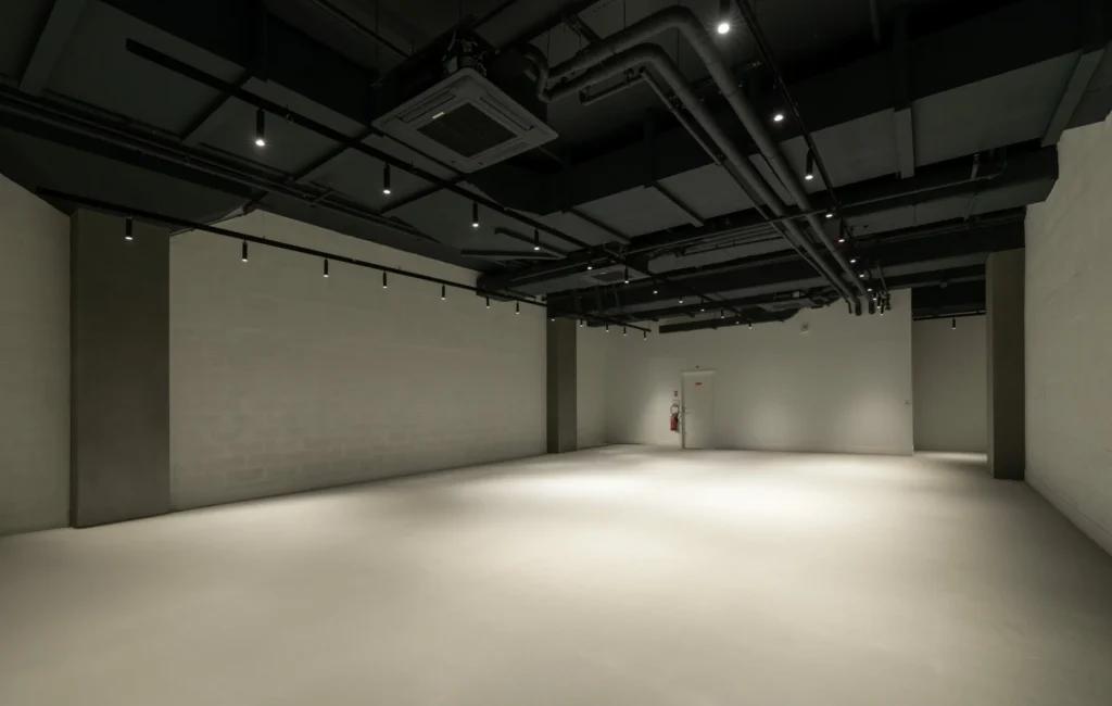 Ensemble d’espaces commerciaux white box au CNIT La Défense aménagés par L2A Agencement