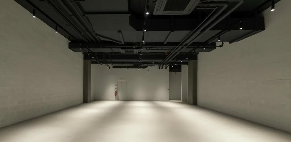 Cellule commerciale white box au CNIT La Défense avec grand volume, murs blancs et éclairage retail