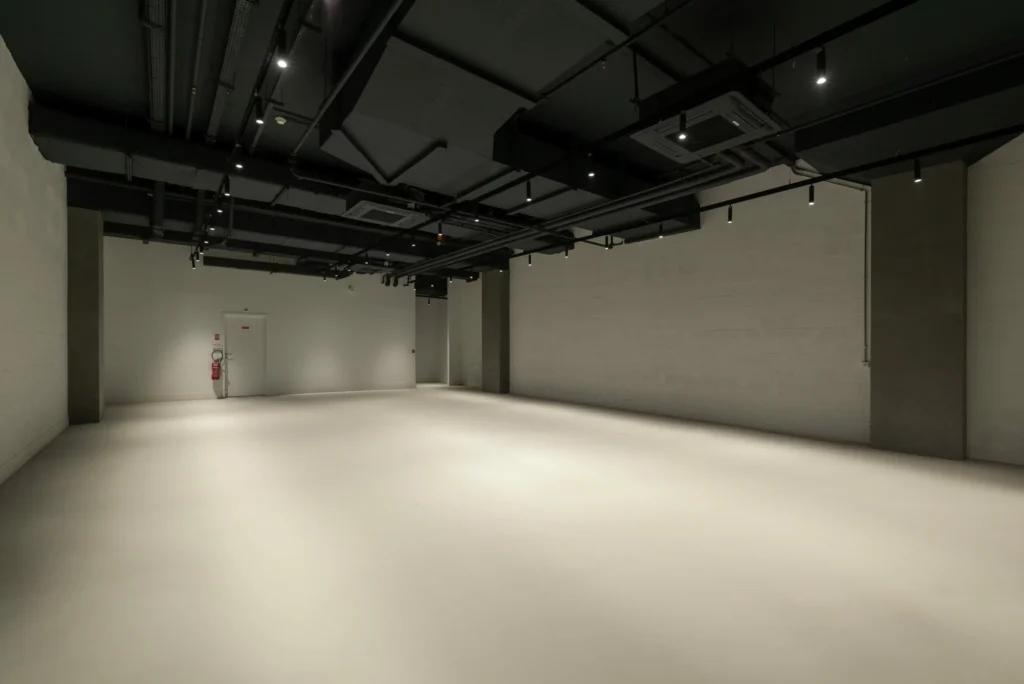 Espace white box au CNIT La Défense vu de face avec ouverture commerciale et finitions prêtes à l’usage