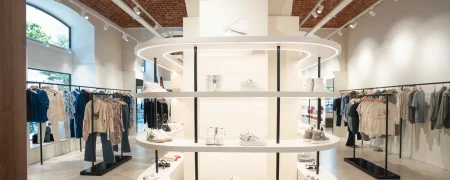 Intérieur de la boutique Zadig&Voltaire Bastia avec arche, plafond voûté en briques rouges et mobilier retail