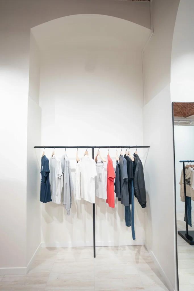Portants vêtements dans la boutique Zadig&Voltaire Bastia avec mobilier noir et plafond voûté en briques