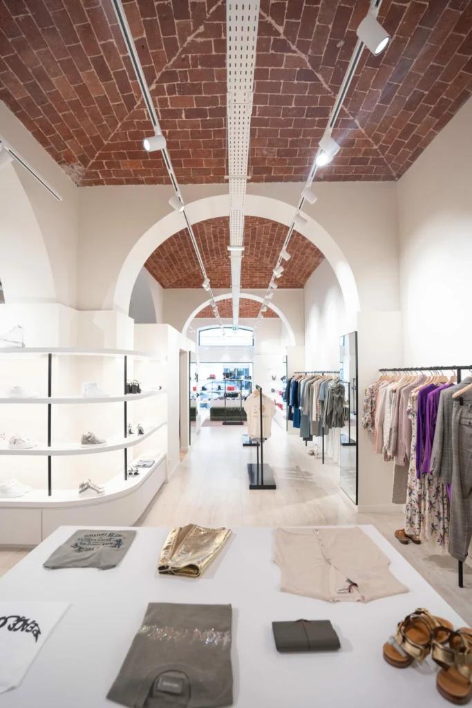 Table centrale de présentation dans la boutique Zadig&Voltaire Bastia avec collections mode et ambiance premium