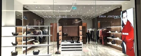 Intérieur de la boutique Zadig et Voltaire à Djeddah avec mobilier retail, vitrines, miroirs et finitions haut de gamme