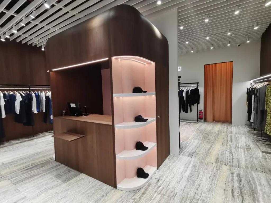 Chaussures Zadig et Voltaire présentées dans la boutique de Djeddah avec mobilier retail et étagères lumineuses