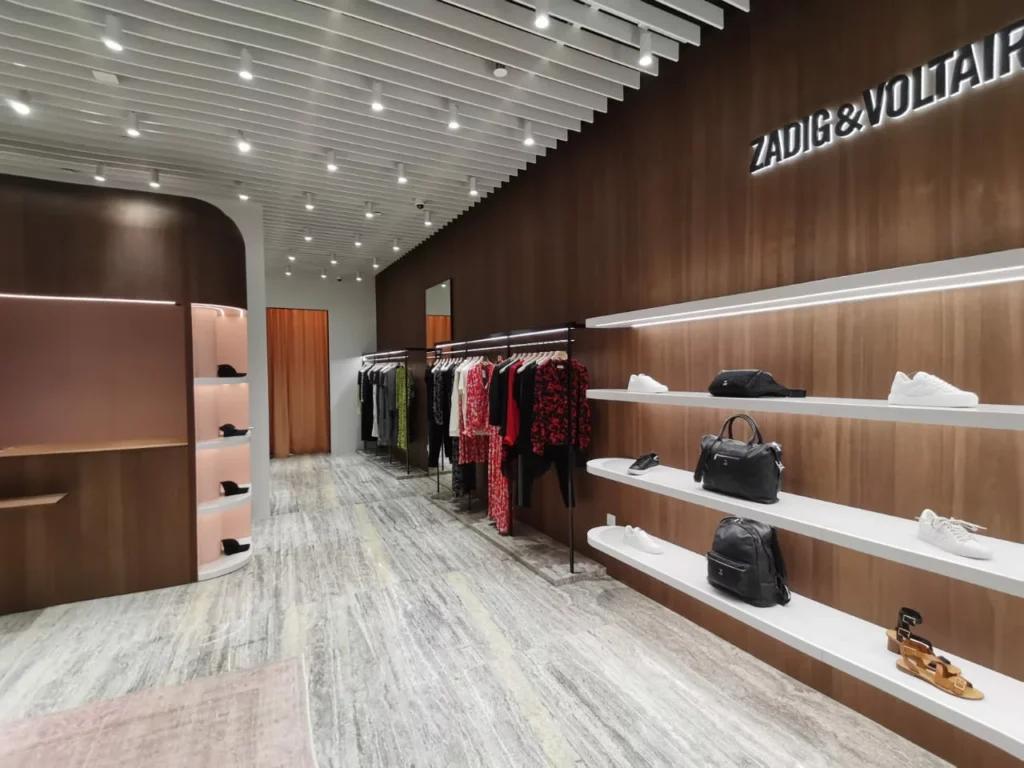 Étagères murales lumineuses dans la boutique Zadig et Voltaire Djeddah réalisées par L2A Agencement