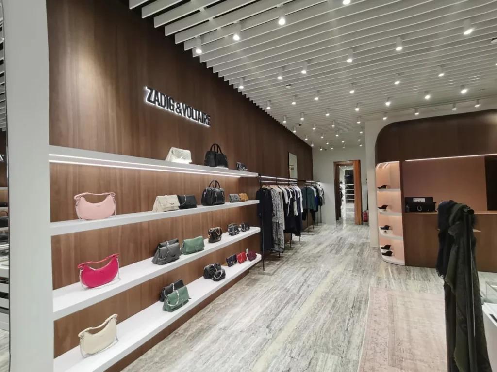 Sacs Zadig et Voltaire présentés en vitrine dans la boutique de Djeddah avec mobilier haut de gamme