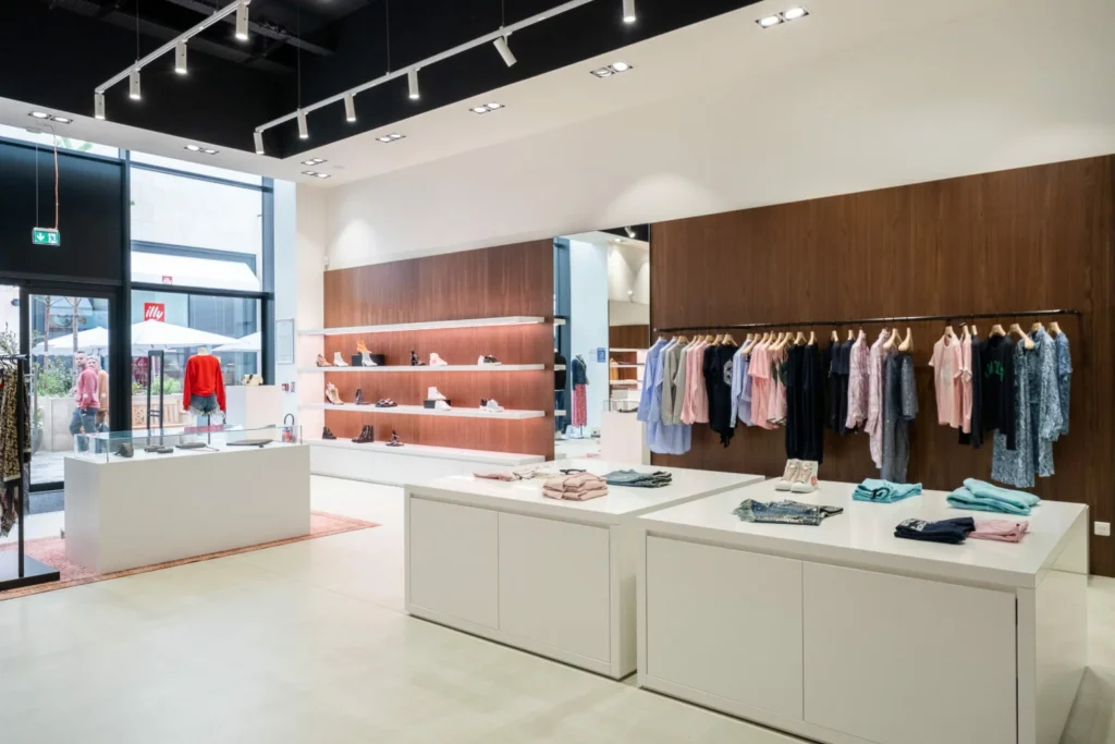 Rayonnages et mobilier sur mesure de la boutique Zadig & Voltaire à Paris, réalisés par L2A Agencement
