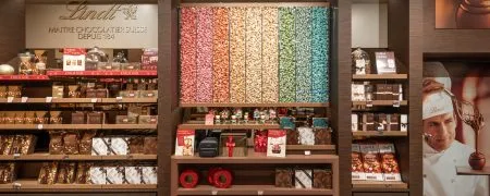 Intérieur de la boutique Lindt Toulon avec mobilier retail, chocolats et ambiance chaleureuse