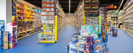 Intérieur du magasin Smyths Toys Westfield Carré Sénart avec rayons jouets, mobilier retail et espace de vente
