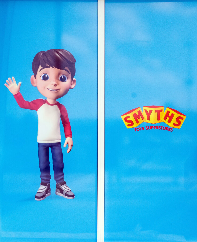 Espace jeux créatifs et dessin dans le magasin Smyths Toys Westfield Carré Sénart avec mobilier retail