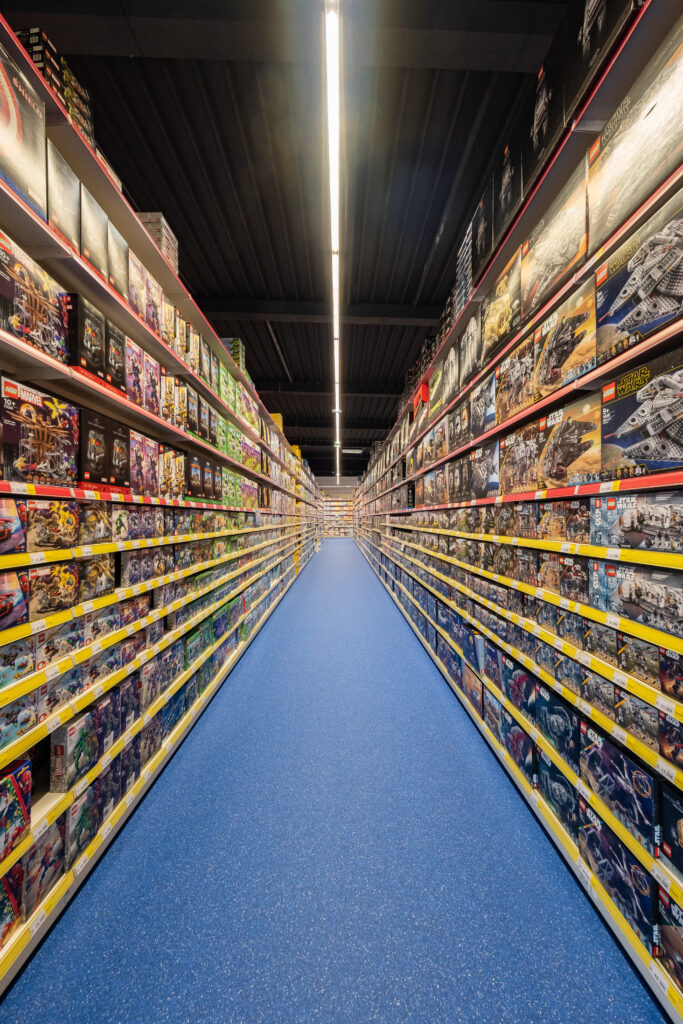 Rayons de jouets dans le magasin Smyths Toys Westfield Carré Sénart aménagé par L2A Agencement