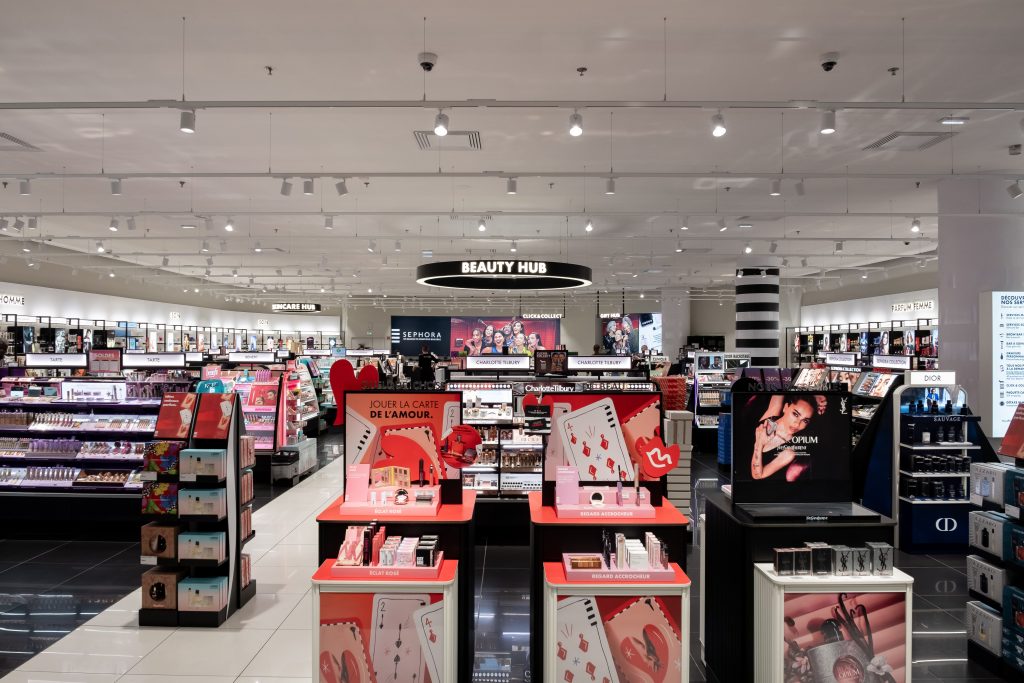 Boutique SEPHORA Aéroville rénovée avec rayons beauté, mobilier noir et parcours client optimisé