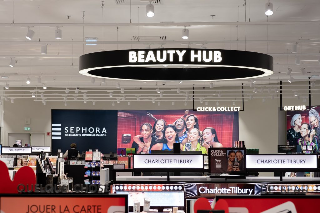 Beauty Hub dans le magasin SEPHORA Aéroville avec postes beauté, miroirs et mobilier de conseil
