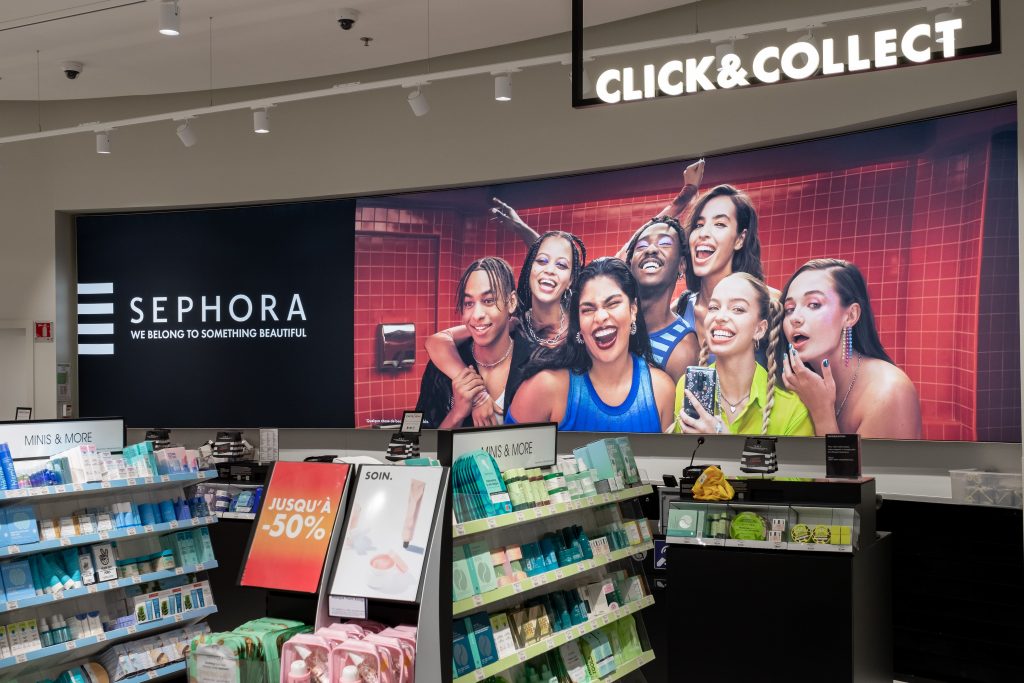 Espace Click and Collect dans le magasin SEPHORA Aéroville avec mobilier retail et signalétique dédiée