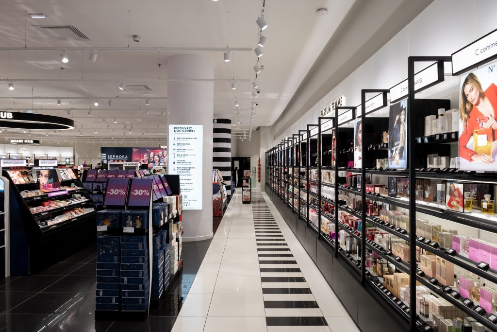Vue latérale du magasin SEPHORA Aéroville avec linéaires beauté, mobilier retail et circulation client