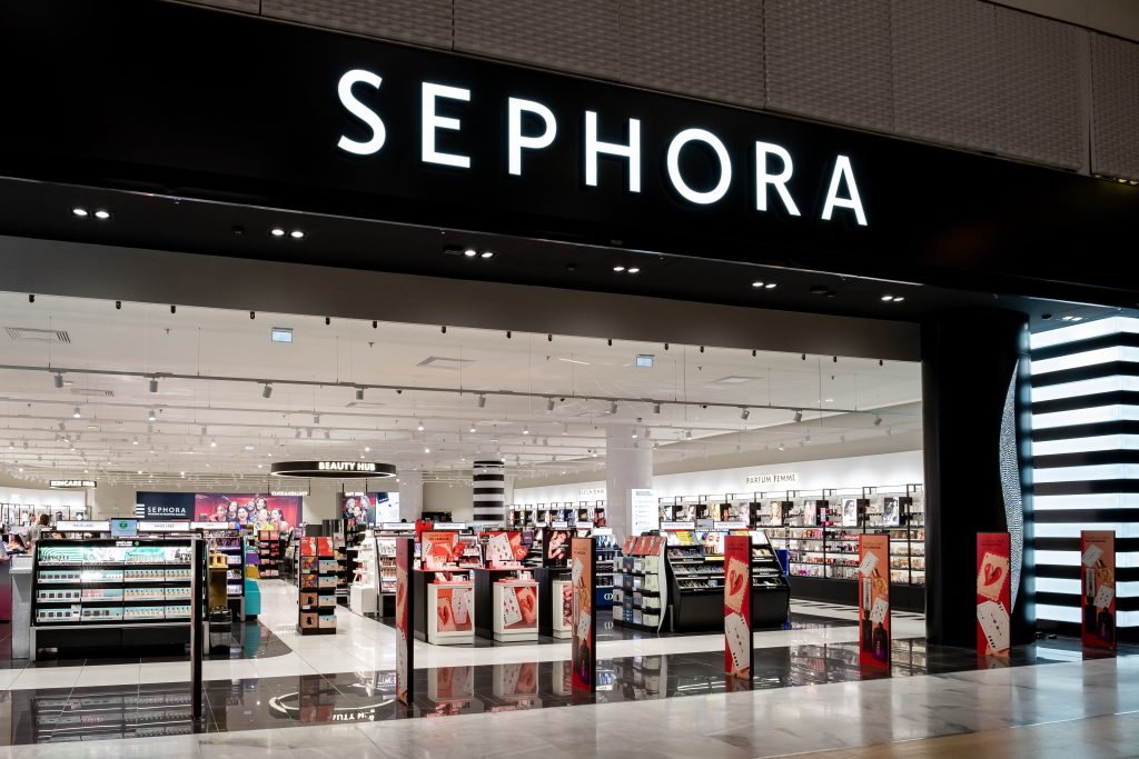 Devanture du magasin SEPHORA Aéroville avec façade, enseigne lumineuse et entrée de boutique